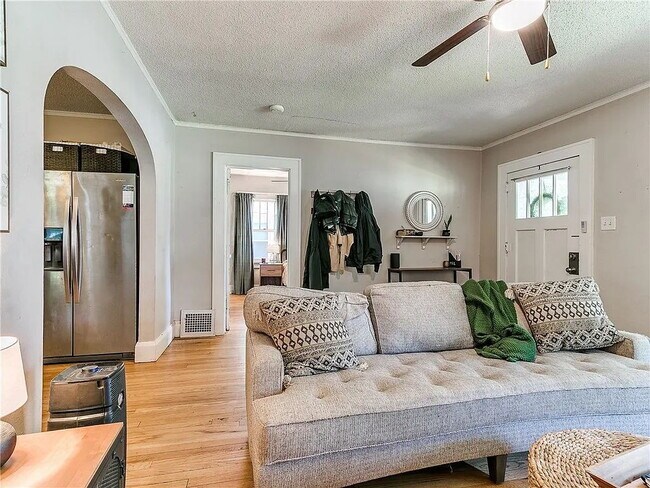 Building Photo - Charming 2-Bedroom Home minutes from everything!