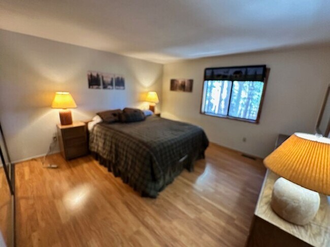 Building Photo - Spacious 4Bd pet friendly home available f...