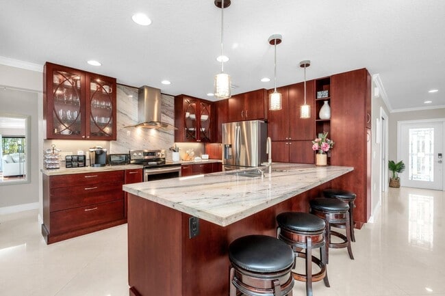 Building Photo - 3250 Lakeview Blvd