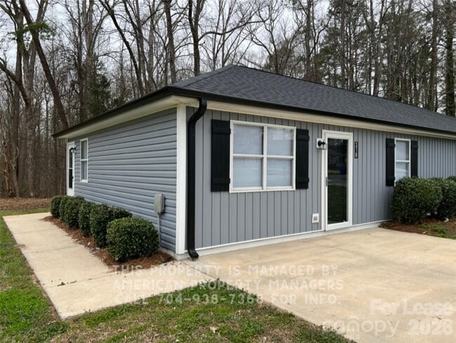 Building Photo - 318 Rustic Rd