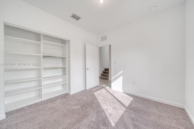 Building Photo - 1090 SE 23rd Ave