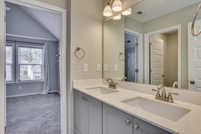 Building Photo - 627 Garland Trl