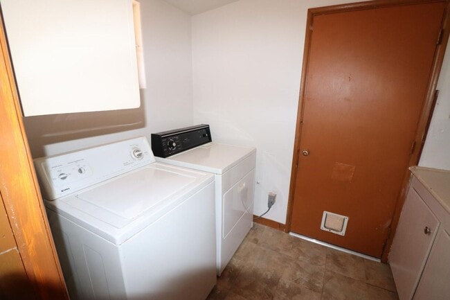 Building Photo - 3 Bedroom 2 Bathroom