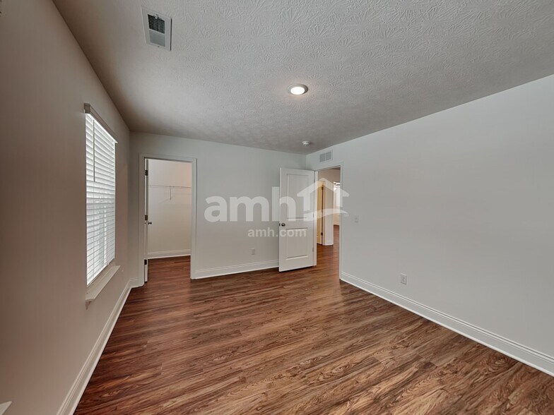 Building Photo - 886 Castor Dr