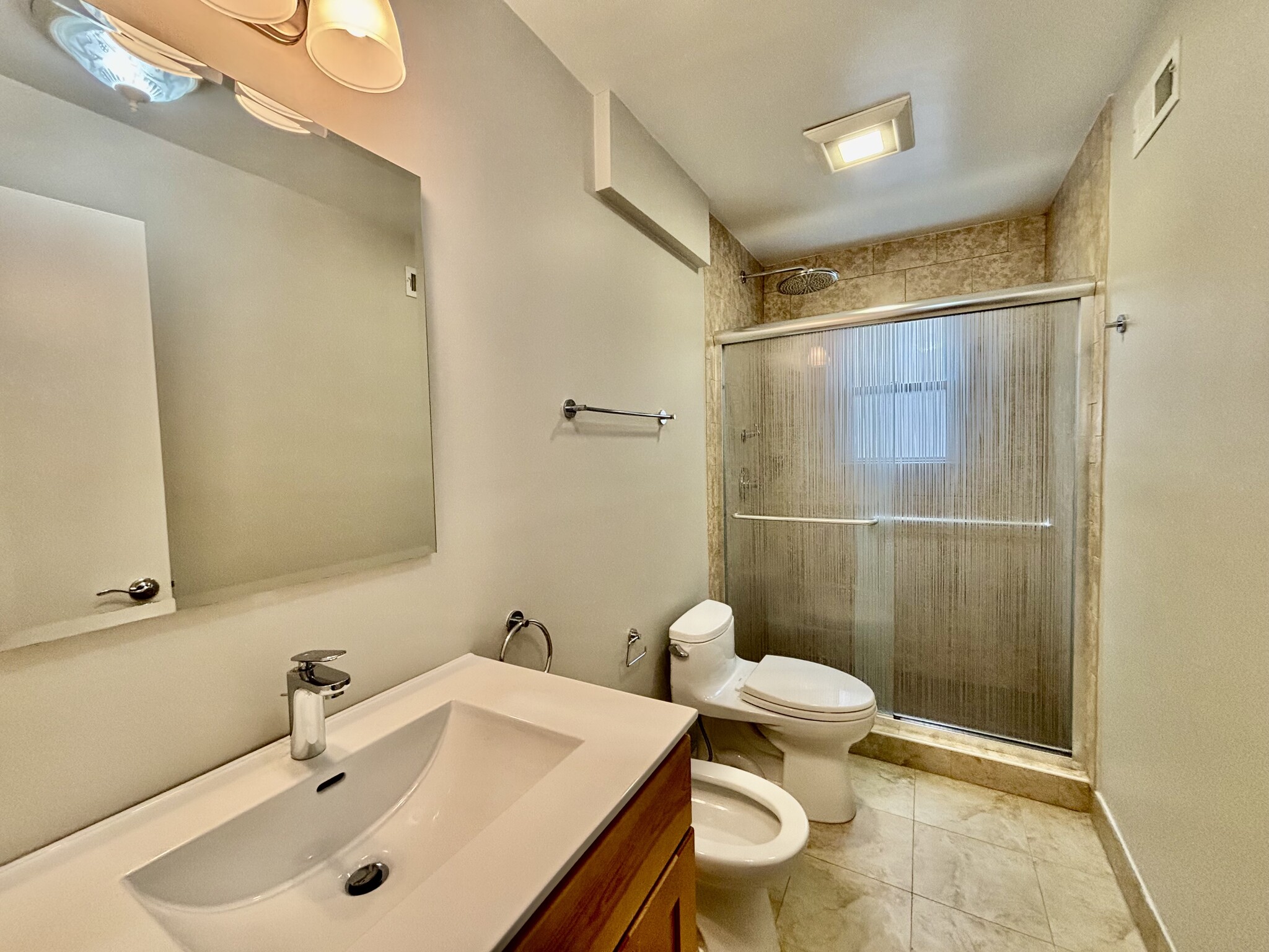 2nd Bathroom - 2642 W Farragut Ave
