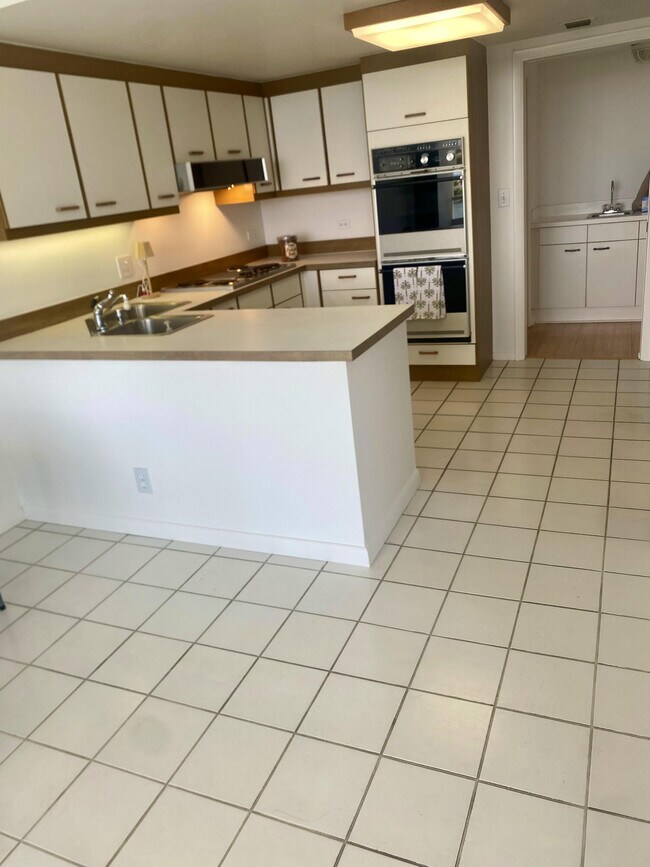 Building Photo - 529 S Flagler Dr