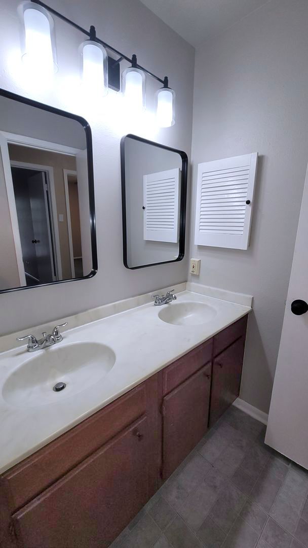 Building Photo - Fantastic Price! 2 bedroom condo near Star...