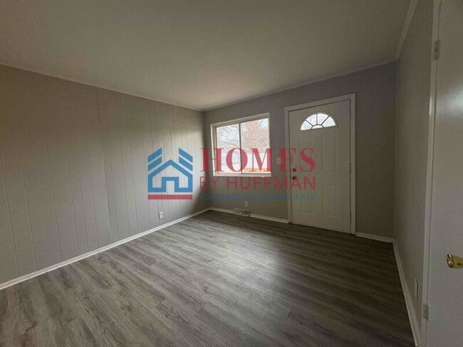 Building Photo - Three Bedroom Duplex | Off-Street Parking