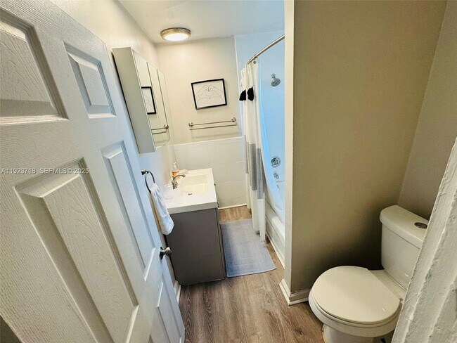 Building Photo - 2205 Roosevelt St