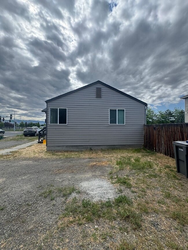 Building Photo - PET FRIENDLY FULLY FENCED