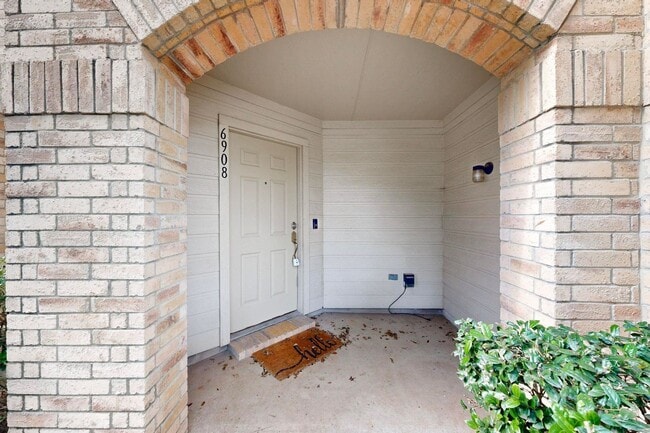 Building Photo - Spacious Family Home with Room to Grow