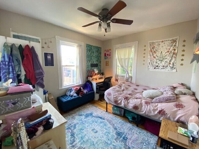 Building Photo - Central Mission Hill Location, Eat-in Kitchen, Massive Bedrooms, 2 Full Bathrooms, Laundry on a Site