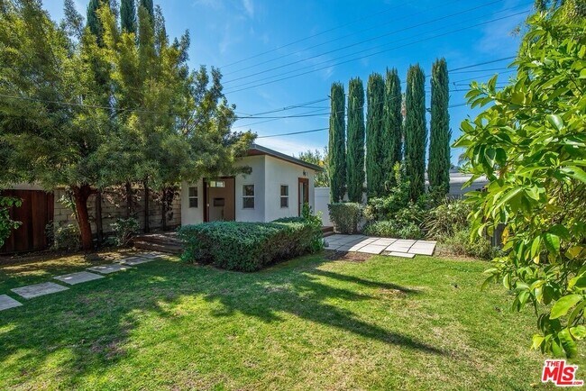 Building Photo - 411 Kings Rd