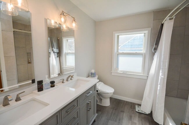 Building Photo - Spacious ranch style home in amazing Lowertown location!