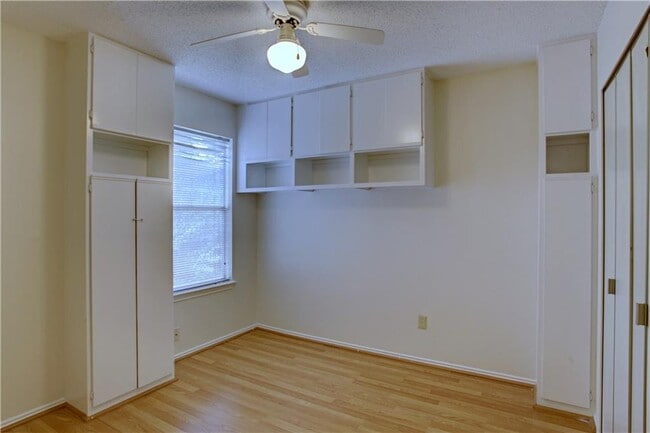 Building Photo - 5910 Jacob Glen