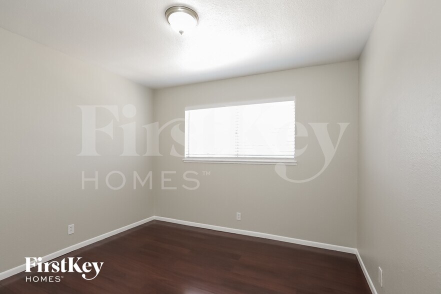 Building Photo - 825 Antigua St