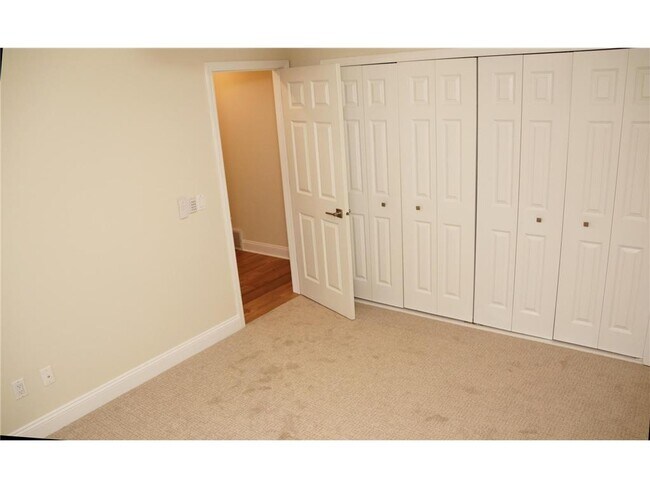 Building Photo - 330 Pondridge Cir
