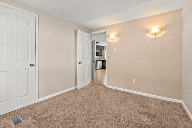 Building Photo - 309 W 10th St