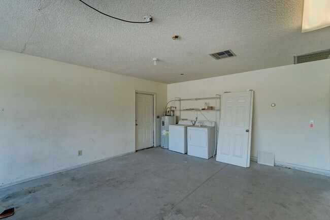 Building Photo - COMING SOON - REMODELED IN TEMPE!!!