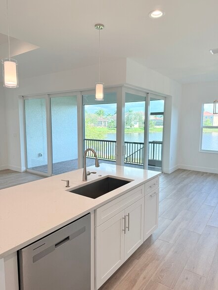 Building Photo - 8613 Banyan Bay Blvd
