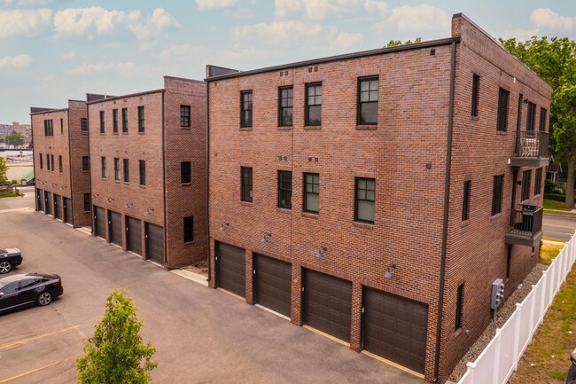 Building Photo - 932 W Eleven Mile Rd