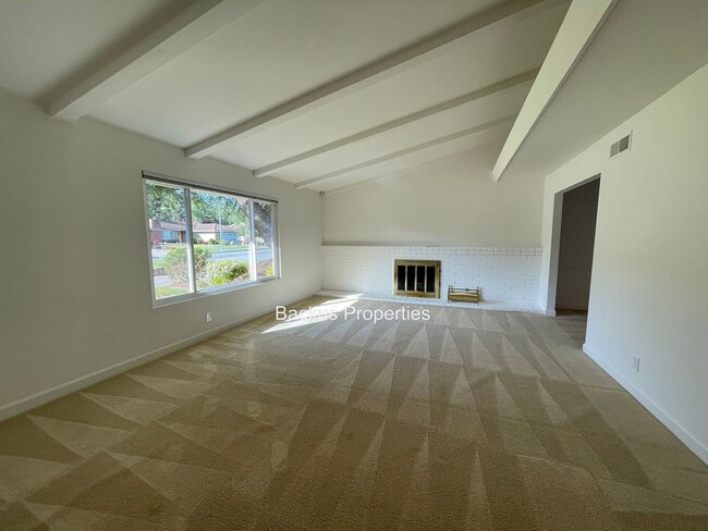 Building Photo - Recently remodeled three bedroom home in T...