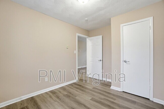 Building Photo - 1109 Hillside Ave