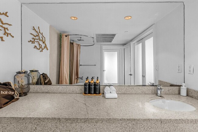 Building Photo - 1024 Ocean Dr