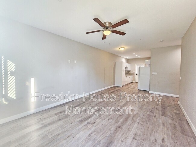 Building Photo - 1121 Sixshooter Ave