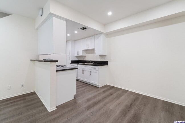 Building Photo - 731 E Cypress Ave
