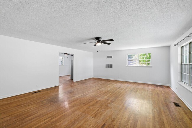 Building Photo - In the Heart of Hixson! 3 beds, 2 baths, Recent Updates! Housing Voucher Accepted.