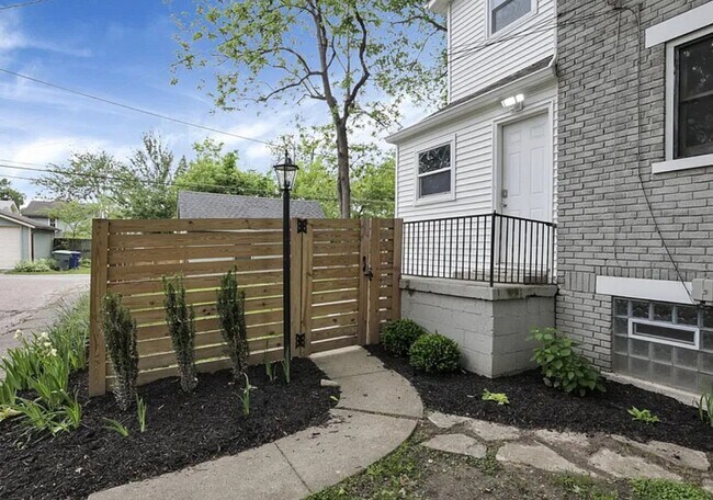 Building Photo - 255 E Kelso Rd