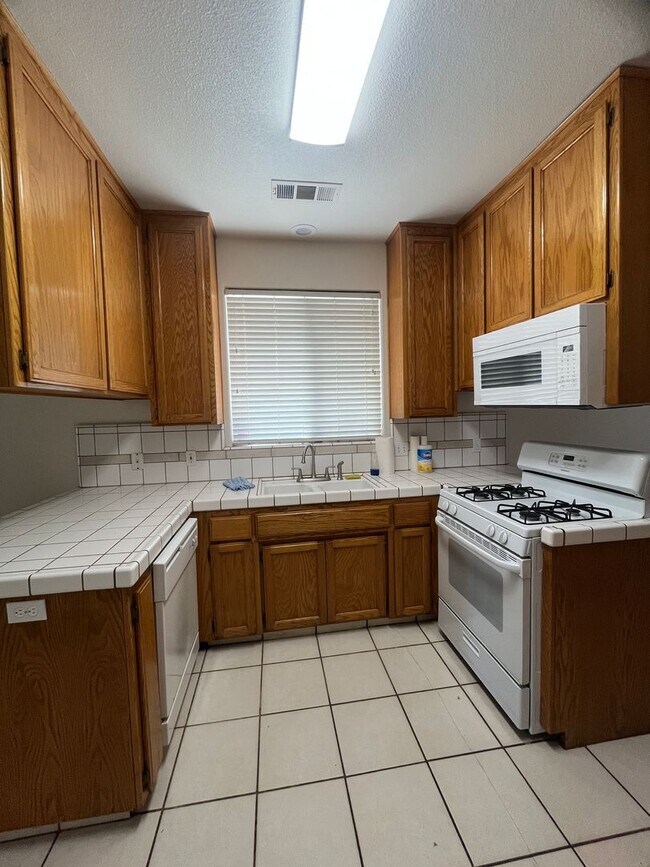 Building Photo - Move in Ready Home!