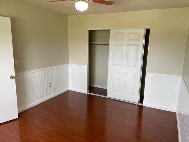 2nd BR Door, Ceiling Fan, and Closet - 16522 Hillview Cir