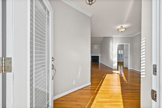 Building Photo - 3 Bedroom 2 Bath Pet Friendly Home For Rent with Community Pool Access!
