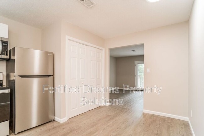 Building Photo - 615 Dumaine St