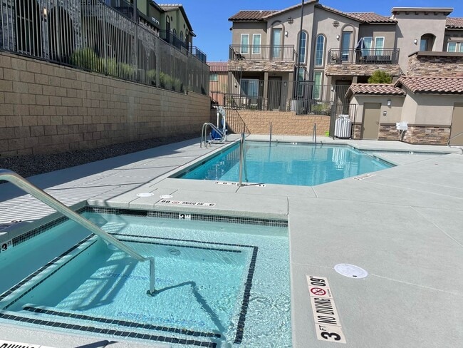 Building Photo - Beautiful Townhome in Providence Gated Com...
