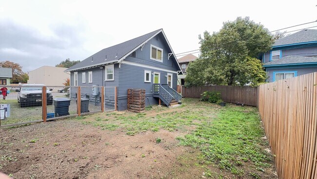 Building Photo - 332 W 5th Ave