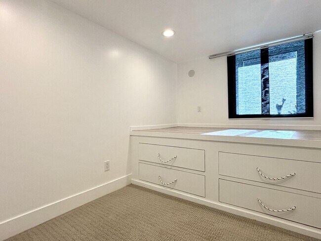 Building Photo - Stunning Remodel Near 9th & 9th!