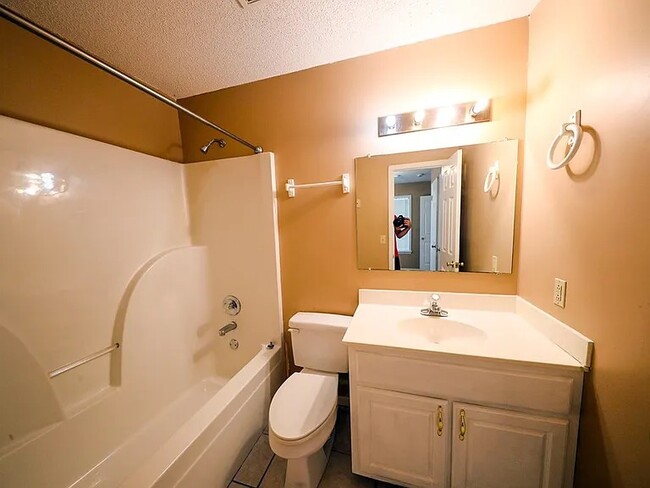 Building Photo - 2116 Harris Dr