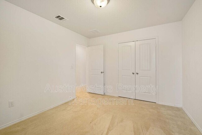 Building Photo - 907 Solitude Dr