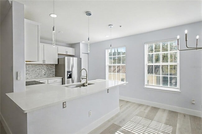 Building Photo - 1042 WATERSIDE Dr