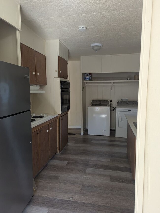 Building Photo - Newly remodeled