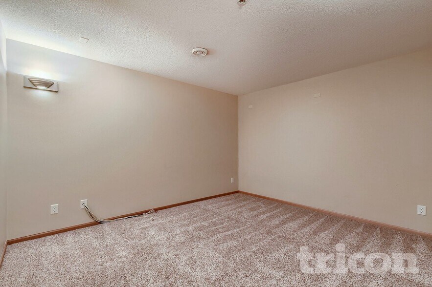 Building Photo - 7010 S Park Dr