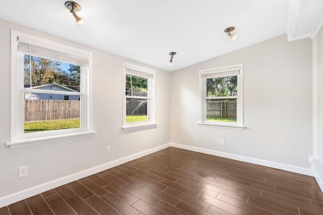 Building Photo - 3 Bedroom | 2.5 Bathroom | 2 Car Garage | Springfield MO | Fenced Back Yard | 2 Living Areas | Qu...