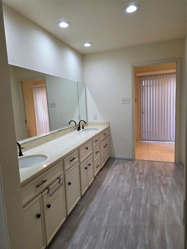 Building Photo - 406 Fox Briar Ln