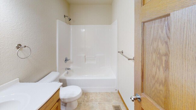 Building Photo - Spacious 4-Bed, 3-Bath Family Home with Fenced Yard and Attached Garage