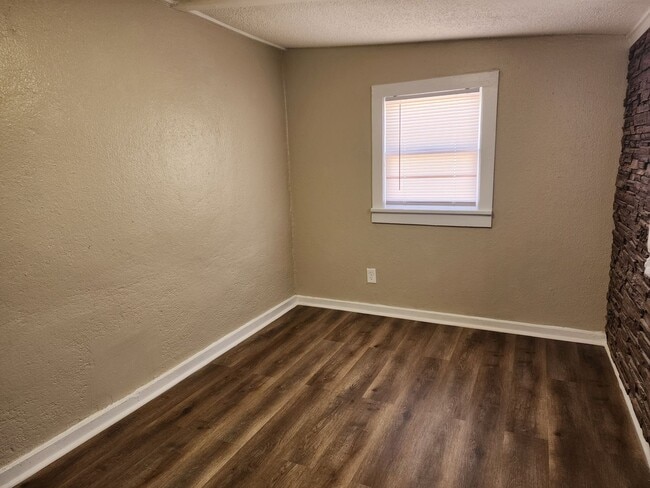 Building Photo - 213 W 9th St