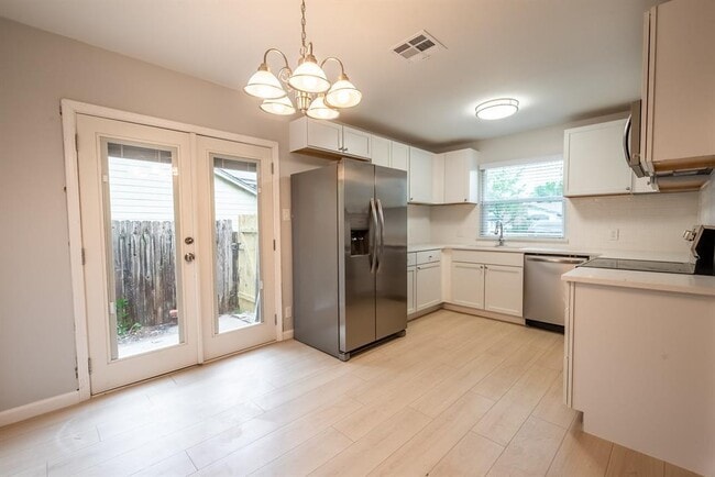 Building Photo - 8708 Pineridge Dr