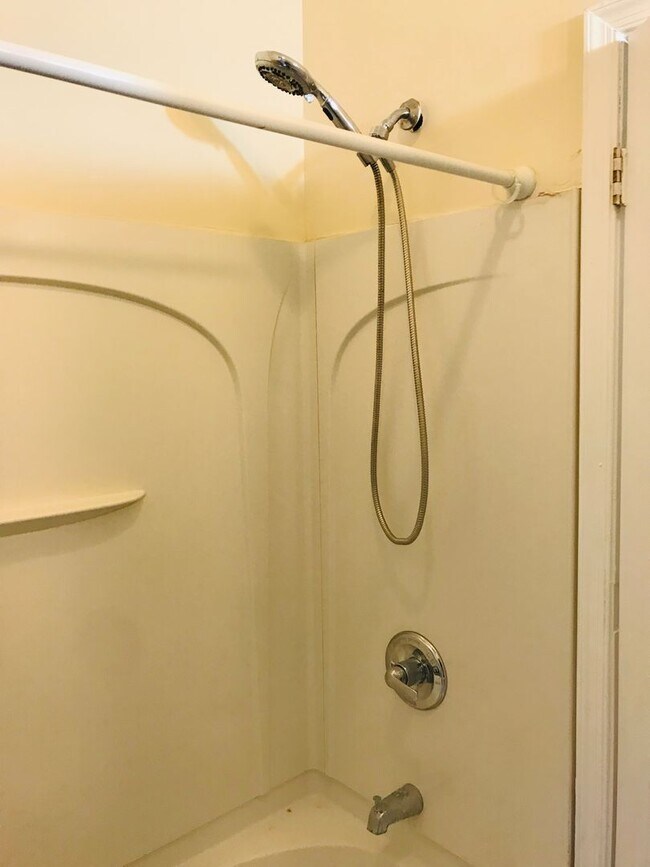 Building Photo - Gorgeous 6-Bedroom Townhouse One Block fro...